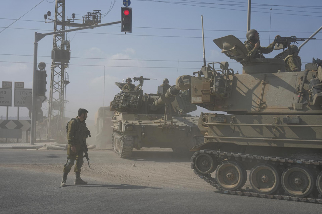 Tanky izraelskej armády smerujúce k hraniciam pásma Gazy z juhu Izraela. FOTO: TASR/AP
