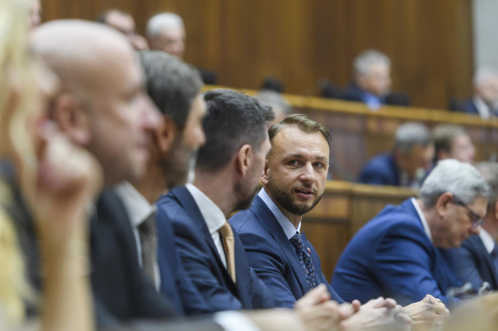 Na snímke uprostred minister vnútra SR Matúš Šutaj Eštok (Hlas-SD). FOTO: TASR/Jaroslav Novák