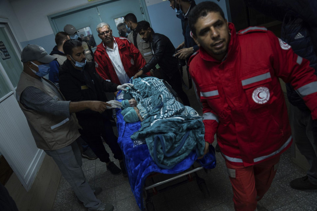 Zdravotníci pripravujú predčasne narodené deti na transport z nemocnice v meste Rafah v Pásme Gazy do Egypta. FOTO: TASR/AP