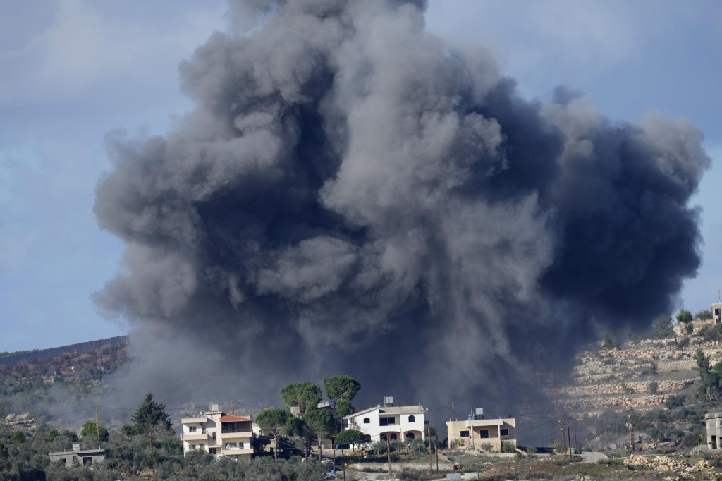 Čierny dym stúpa po izraelskom leteckom útoku na predmestie libanonskej dediny Aita al-Shaab neďaleko hranice s Izraelom. FOTO: TASR/AP