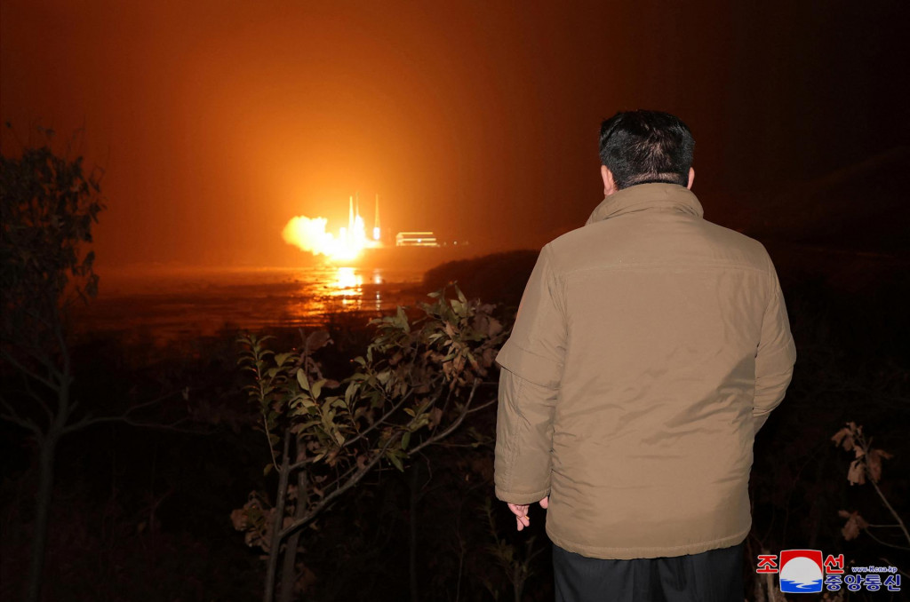 Severokórejský vodca Kim Čong-un sa pozerá na odpálenie rakety nesúcej špionážny satelit Malligyong-1. FOTO:REUTERS/KCNA