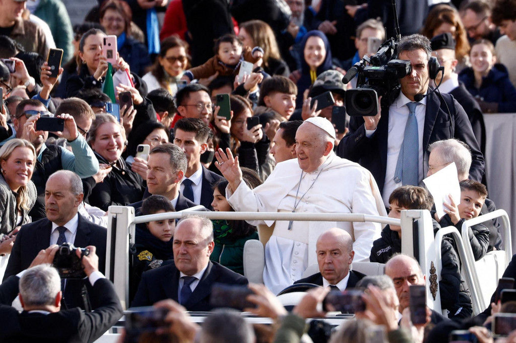 Pápež František prichádza na Námestie svätého Petra vo Vatikáne. FOTO: REUTERS
