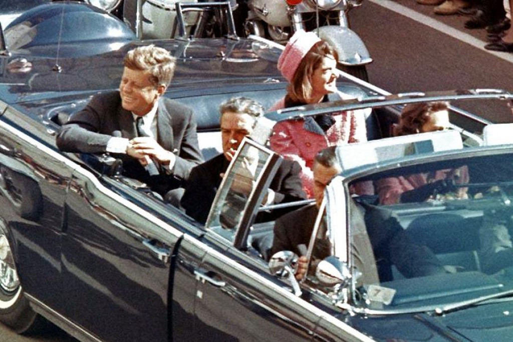 John Fitzgerald Kennedy s manželkou Jacqueline počas prejazdu ulicami Dallasu 22. novembra 1963.