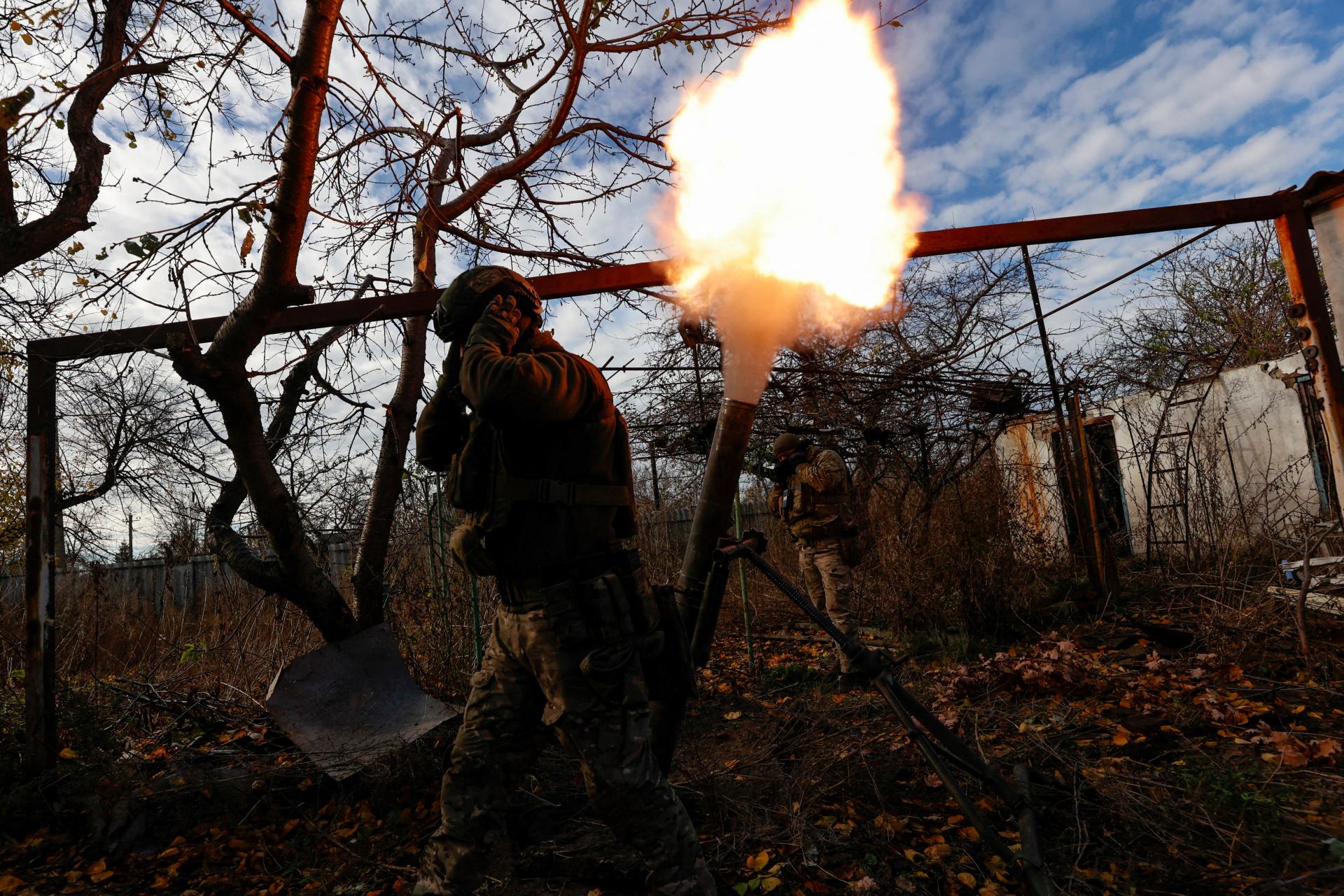 Rusi sa snažia preraziť obrannú líniu napriek veľkým stratám. Ukrajinci odrážajú desiatky útokov