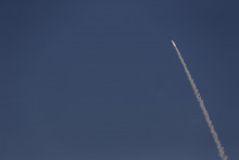 Zachytávač balistických rakiet „Arrow 3“ je videný počas jeho testovacieho štartu neďaleko Ašdodu. FOTO: Reuters