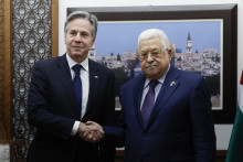 Americký minister zahraničných vecí Antony Blinken (vľavo) si podáva ruku s palestínskym prezidentom Mahmúdom Abbásom. FOTO: Reuters
