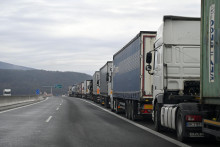 Kamióny prichádzajúce po diaľnici D1. FOTO: TASR/Roman Hanc