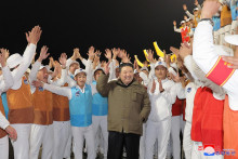 Severokórejský líder Kim Čong-un oslavuje po vypustení vojenského špionážneho satelitu Malligyong-1. FOTO: REUTERS/KCNA