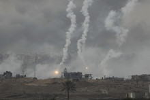 Dym stúpa pri explózii po izraelskom leteckom útoku na pásmo Gazy, čo je viditeľné z juhu Izraela 22. novembra 2023. FOTO: TASR/AP