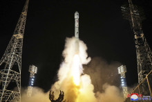 Vypustenie vojenského špionážneho satelitu Malligyong-1 na obežnú dráhu. FOTO: TASR/AP
