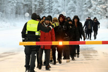 Fínska pohraničná stráž hovorí s migrantmi na medzinárodnom hraničnom priechode Salla v severnom Fínsku. FOTO: REUTERS