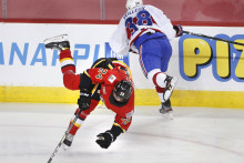 Martin Pospíšil (vľavo) v súčasnosti v NHL žiari. Od roku 2019 však zažil už päť otrasov mozgu. FOTO: Profimedia