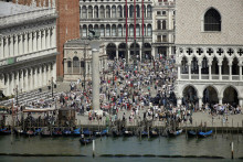 Ľudia na Námestí sv. Marka v Benátkach. FOTO: TASR/AP