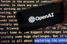 Logo spoločnosti OpenAI, ktoré vidieť na displeji mobilného telefónu v New Yorku v New Yorku. FOTO: TASR/AP