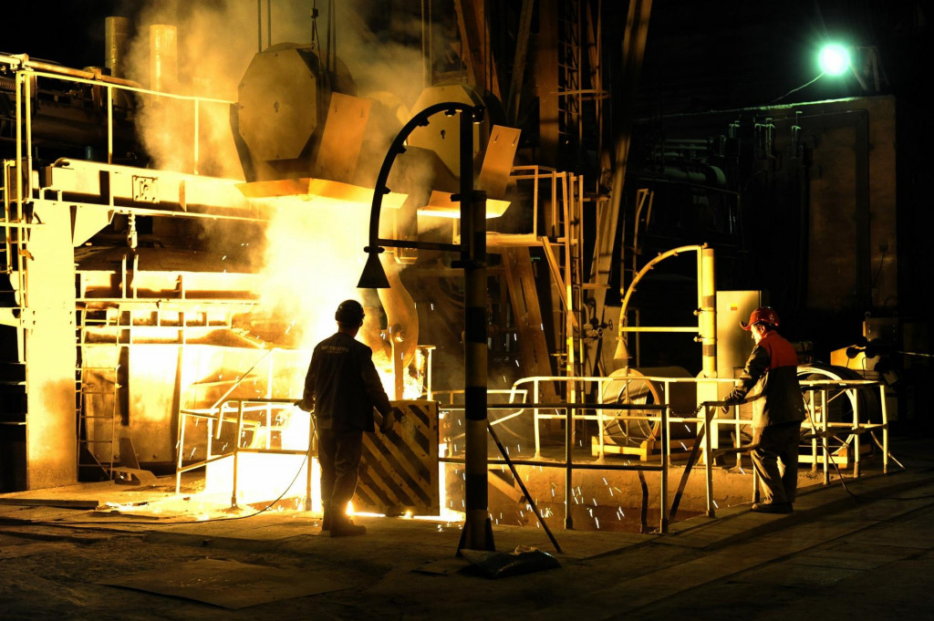 Hutníci oceliari tavia oceľ v Dubnickom Metalurgickom Kombináte, s. r. o. v Dubnici nad Váhom. FOTO: TASR/Radovan Stoklasa