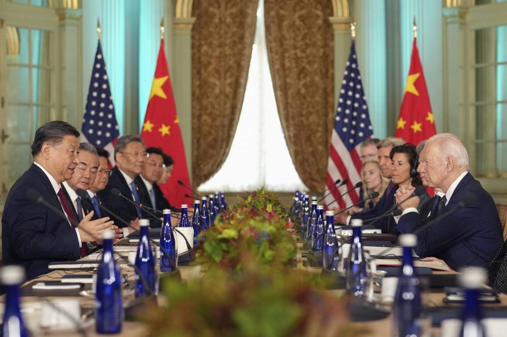 Na snímke vľavo čínsky prezident Si Ťin-pching a vpravo americký prezident Joe Biden počas rokovania v Kalifornii v stredu 15. novembra 2023. FOTO TASR/AP