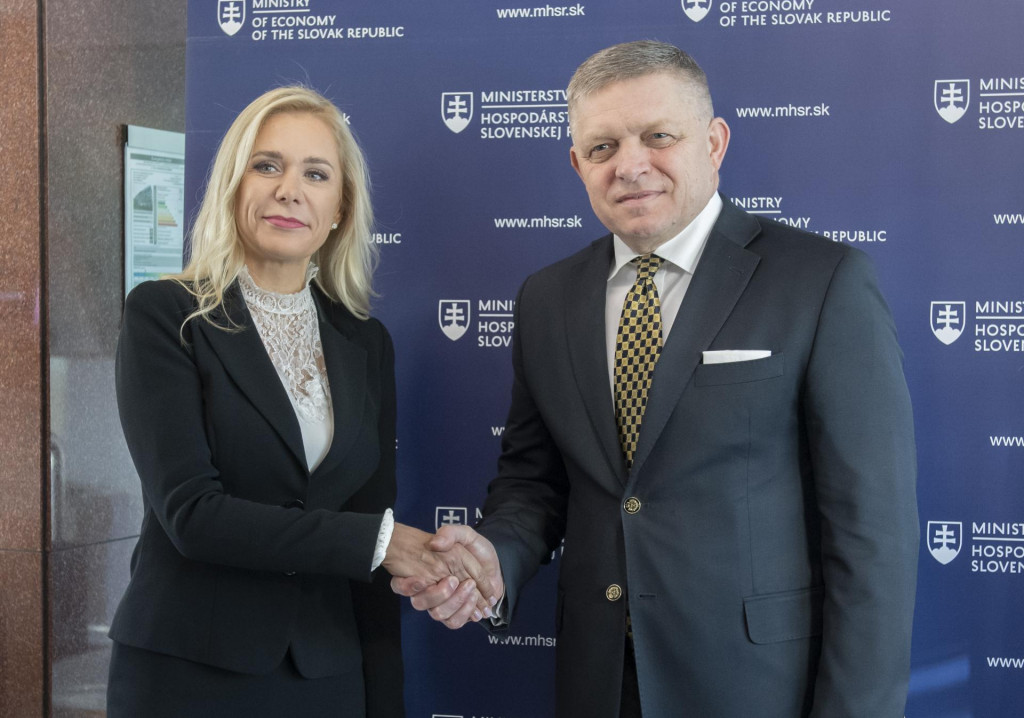 Na snímke zľava ministerka hospodárstva Denisa Saková a premiér Robert Fico  

FOTO: TASR/M. Baumann