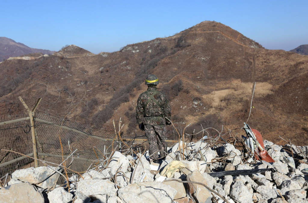 Vojak juhokórejskej armády stráži demontované strážne stanovište Juhu v demilitarizovanej zóne v centrálnej časti medzikórejskej hranice v Cheorwone. FOTO: REUTERS