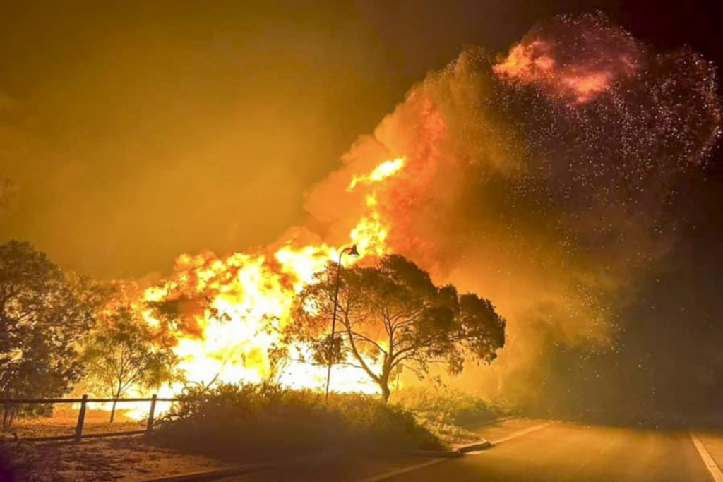 Horiaci buš počas lesného požiaru v austrálskom meste Wannaroo, severne od Perthu. FOTO: TASR/AP