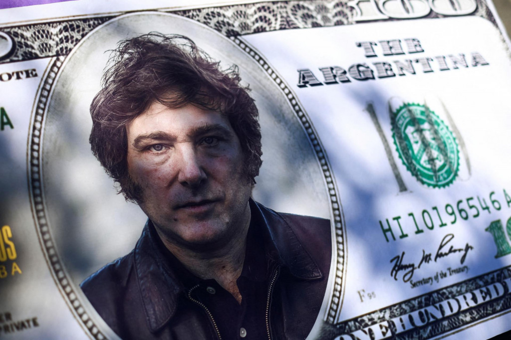Obrázok stodolárovej bankovky s prilepenou tvárou nového prezidenta Argentíny Javiera Mileia. FOTO: REUTERS