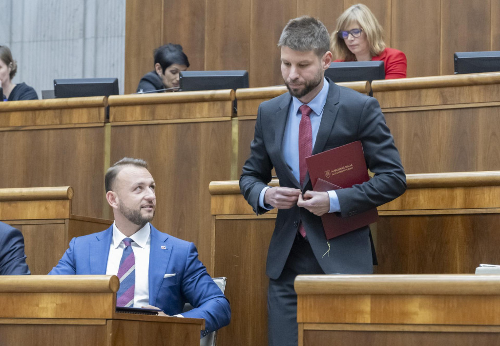 Vľavo minister vnútra Matúš Šutaj Eštok (Hlas-SD) a podpredseda parlamentu Michal Šimečka (PS). FOTO: TASR/Martin Baumann