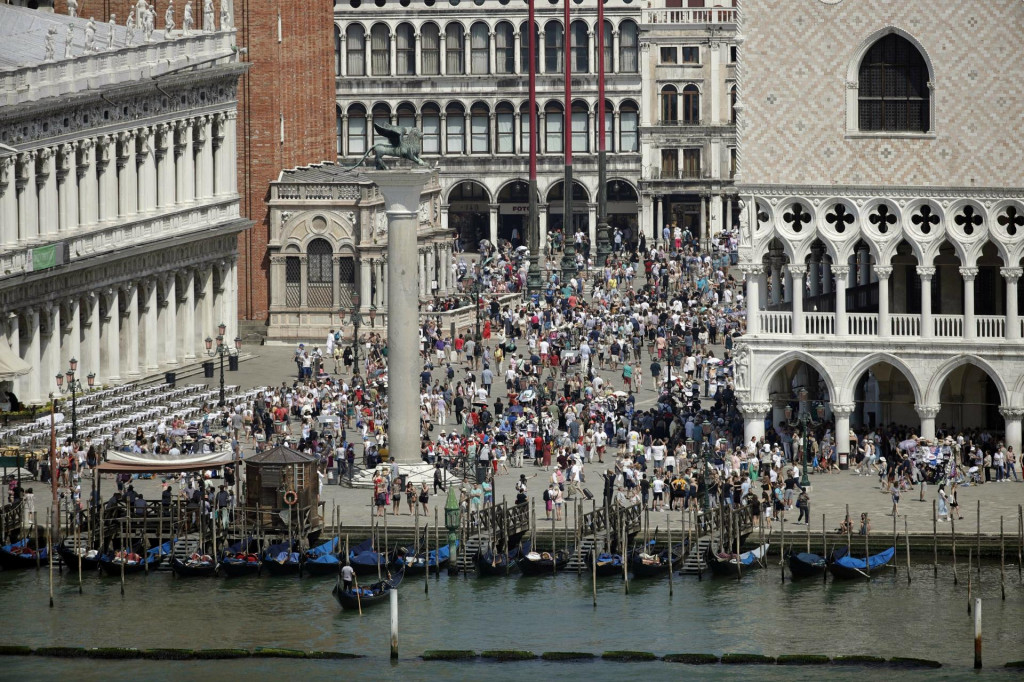 Ľudia na Námestí sv. Marka v Benátkach. FOTO: TASR/AP
