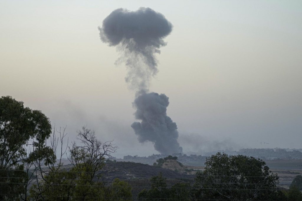 Hustý dym stúpa po izraelskom bombardovaní v Pásme Gazy. FOTO: TASR/AP