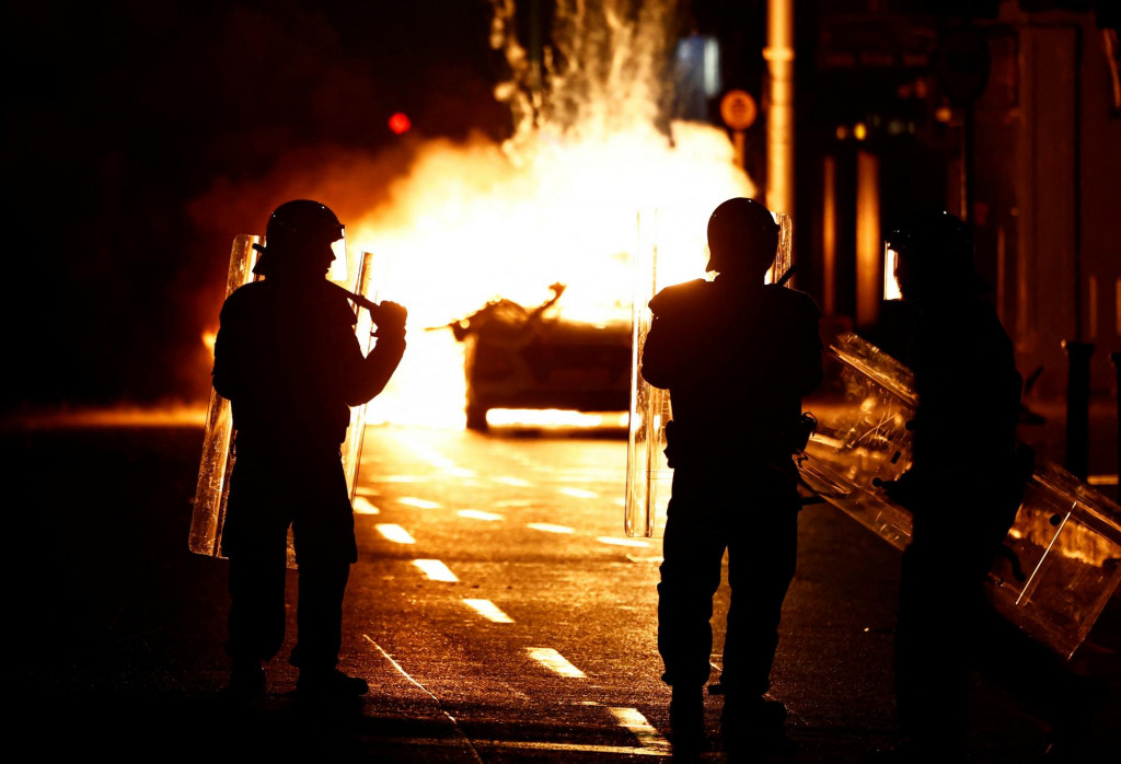 Demonštrácia po dobodaní, po ktorom bolo v Dubline zranených niekoľko detí. FOTO: Reuters