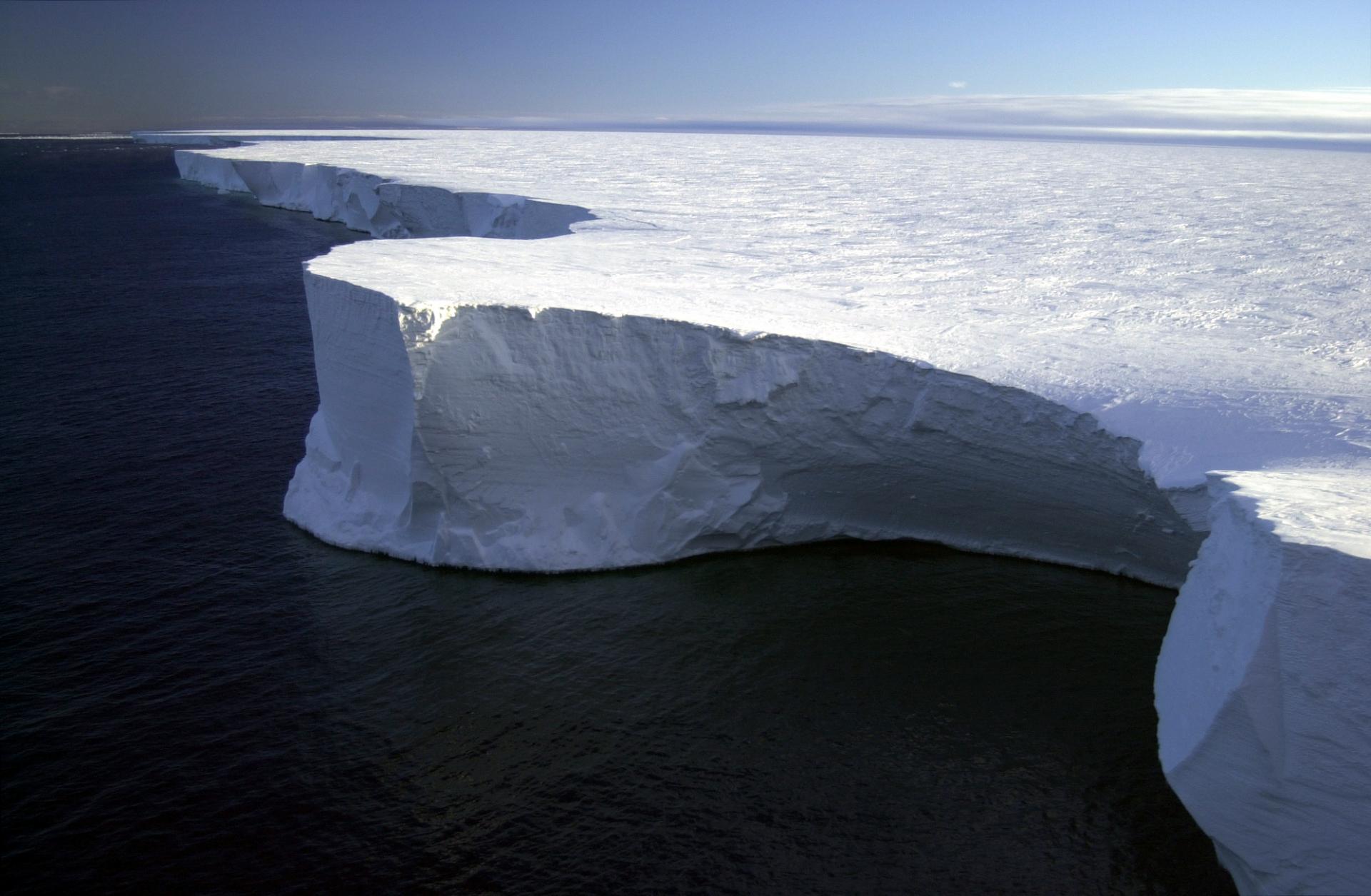 Najväčší ľadovec sveta sa po desaťročiach dal do pohybu. Vietor a morský prúd ho unášajú preč od Antarktídy