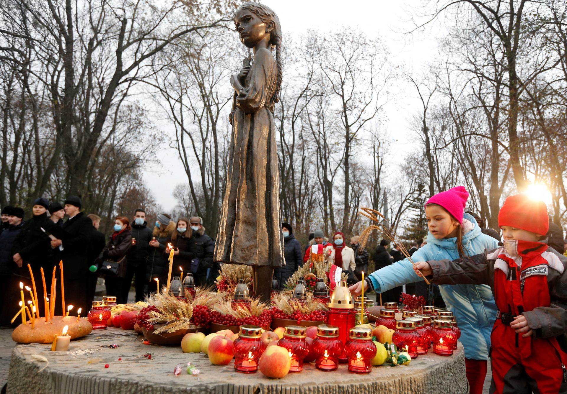 Rusi na okupovaných územiach Ukrajiny ničia pamätníky obetiam hladomoru