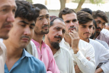 Afganskí štátni príslušníci, ktorí podľa polície nemali doklady, stoja v rade, keď ich zadržiavajú a presúvajú do dočasného záchytného strediska po tom, čo Pakistan naposledy varoval migrantov bez dokladov, aby odišli. FOTO: Reuters