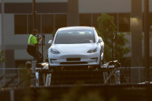 Pracovník v hlavnej továrni na výrobu vozidiel Tesla vo Fremonte v Kalifornii. FOTO: Reuters