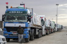Kamióny, ktoré vezú humanitárnu pomoc do Gazy, čakajú v rade na hraničnom priechode Rafah v Egypte. FOTO: TASR/AP