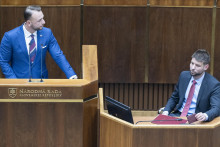 Minister vnútra Matúš Šutaj Eštok a podpredseda parlamentu Michal Šimečka počas mimoriadnej schôdze k odvolávaniu ministra vnútra. FOTO: TASR/Martin Baumann