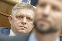 Na snímke v pozadí predseda vlády Robert Fico (Smer-SSD) a v popredí podpredseda NR SR Michal Šimečka (PS) v parlamente. FOTO: TASR/Martin Baumann