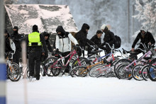 Migranti prichádzajú s bicyklami na medzinárodnú hranicu medzi Fínskom a Ruskom, vo fínskom pohraničnom meste Salla. FOTO: TASR/AP