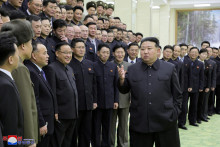 Severokórejský vodca Kim Čong-unril počas návštevy Národného úradu pre leteckú a kozmickú techniku. FOTO: Reuters