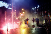 Výtržníci v Dubline sa stretli s políciou. FOTO: Reuters