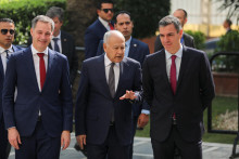 Generálny tajomník Ligy arabských štátov Ahmed Aboul Gheit sa stretáva so španielskym premiérom Pedrom Sanchezom a belgickým premiérom Alexandrom De Croom. FOTO: Reuters
