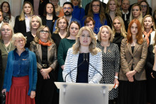 Prezidentka Zuzana Čaputová počas vyhlásenia verejnej výzvy s osobnosťami spoločenského života na odsúdenie násilia na ženách pri príležitosti Medzinárodného dňa boja proti násiliu na ženách. FOTO: TASR/Pavel Neubauer