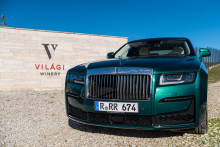 V butikovom vinárstve Világi Winery boli vystavené Rolls-Royce Motor Cars.