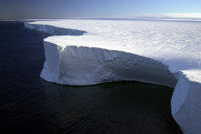 Niekdajší najväčší ľadovec B-15a pri pobreží Antarktídy. FOTO: National Science Foundation