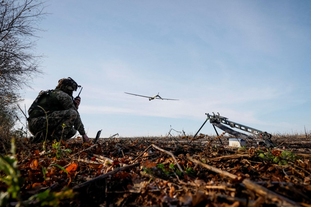 Ukrajinský vojak vypúšťa bezpilotné lietadlo. FOTO: Reuters