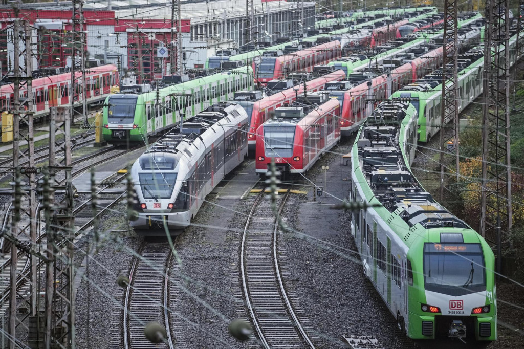 Vlaky stoja pred hlavnou železničnou stanicou v nemeckom Essene 16. novembra 2023. FOTO: TASR/AP
