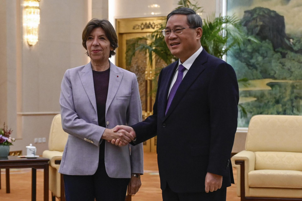 Čínsky premiér Li Čchiang a francúzska ministerka zahraničných vecí Catherine Colonnová. FOTO: TASR/AP