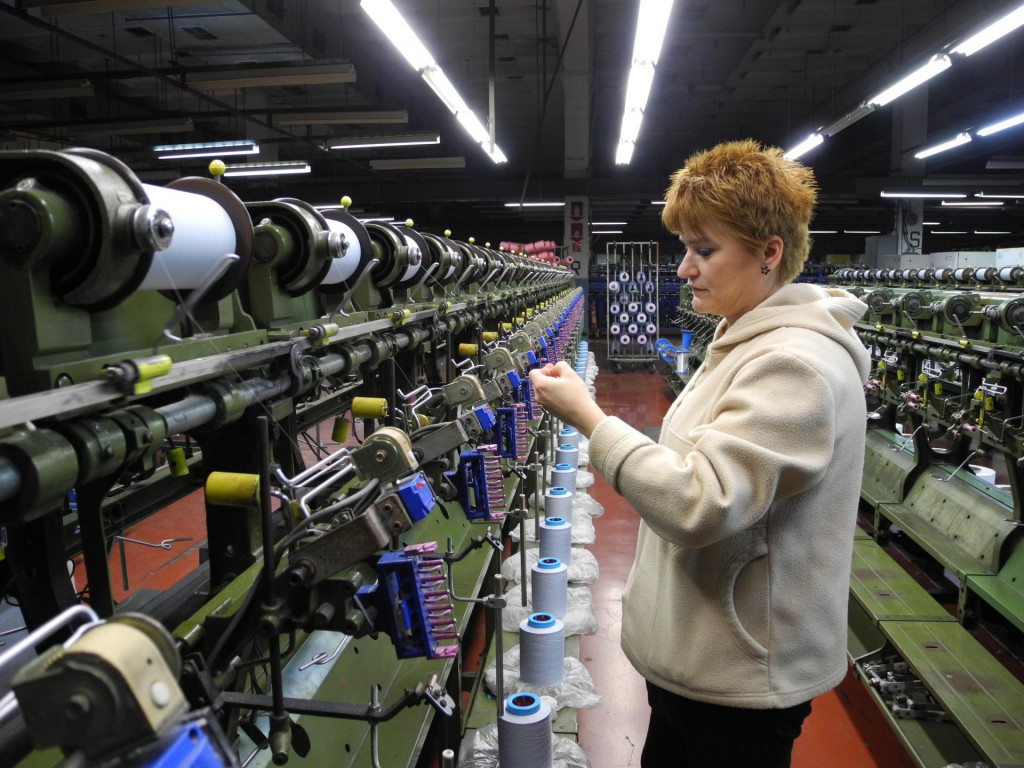 Na snímke je výrobný priestory jednej z textilých firiem v areáli priemyselného parku Chemes.

FOTO: TASR/ T. Doboš