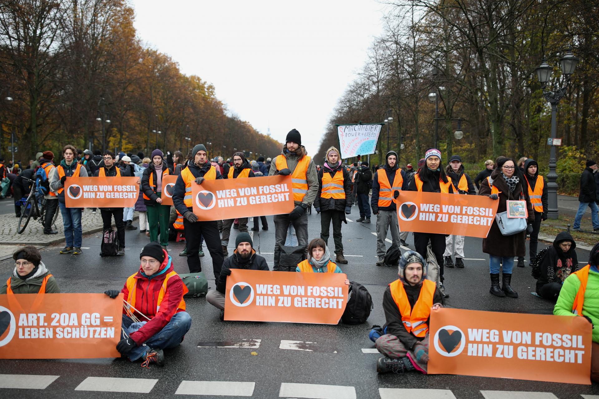 Stovky klimatických aktivistov blokovali dopravu v centre Berlína