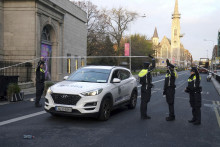 Írski policajti vyšetrujú neďaleko miesta útoku nožom na námestí Parnell Square po násilnostiach v Dubline 24. FOTO: TASR/AP