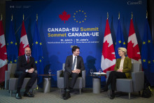 Kanadský premiér Justin Trudeau, predseda Európskej rady Charles Michel a predsedníčka Európskej komisie Ursula von der Leyenová. FOTO: TASR/AP