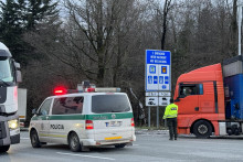 Polícia riadi dopravu na hraničnom priechode Vyšný Komárnik - Barwinek, kde sa tvoria kolóny. FOTO: TASR/Maroš Černý